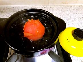 锅里放入适量烧开，放入西红柿烫一下