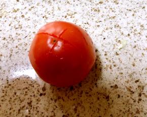 西红柿顶部切十字