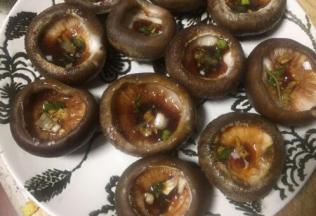 每个香菇里加入调料