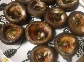 每个香菇里加入调料