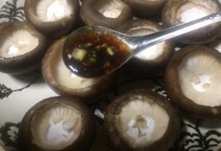 舀调料到香菇里