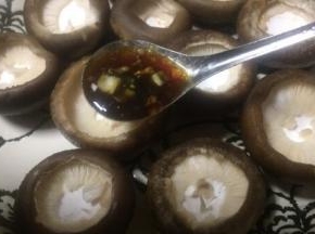 舀调料到香菇里