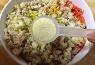 蛋液放入碗里再放入适量的调味盐