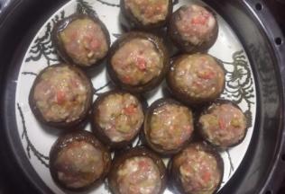 每个香菇都舀上饱满的虾滑，放入蒸锅，上气后，蒸15分钟即可