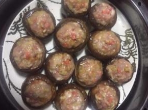 每个香菇都舀上饱满的虾滑，放入蒸锅，上气后，蒸15分钟即可