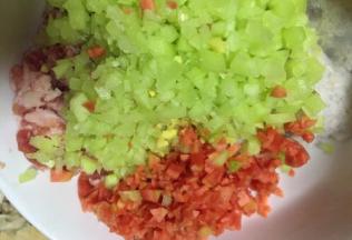 全部放入虾滑碗里