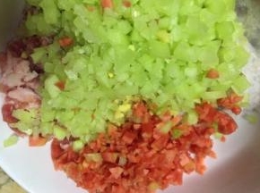 全部放入虾滑碗里