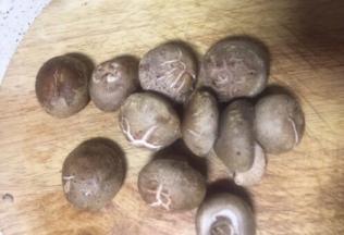12颗香菇刚刚好能放在一个盘子里