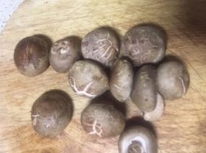 12颗香菇刚刚好能放在一个盘子里