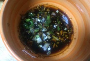 取碗加入耗油生抽芝麻油和大葱粒搅拌均匀