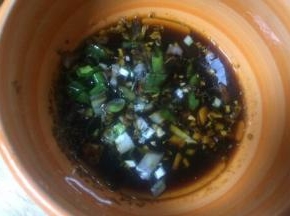 取碗加入耗油生抽芝麻油和大葱粒搅拌均匀