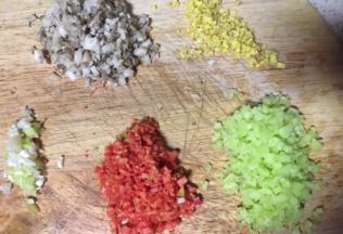 把图三食材全部切成细丁