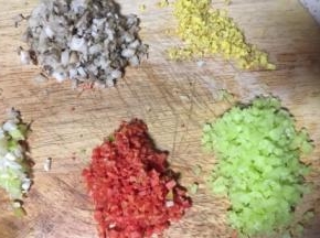 把图三食材全部切成细丁