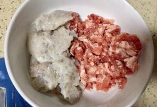 虾滑和肉末装入碗里
