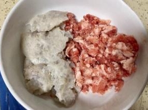 虾滑和肉末装入碗里