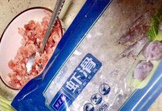 绞好的猪肉末和虾滑