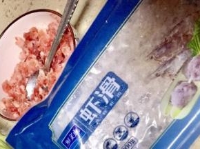 绞好的猪肉末和虾滑