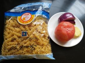 准备意面 番茄，生姜，洋葱。番茄我已经去皮了。