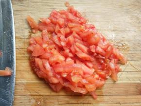 煮意面的时候，将番茄切丁。