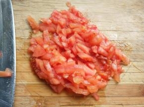 煮意面的时候，将番茄切丁。