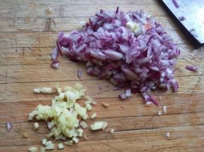 洋葱，生姜切丁。