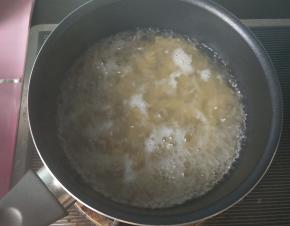 锅内放适量清水，水开后放入意面，烧开后转小火。