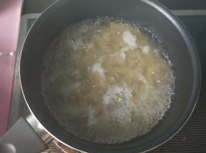 锅内放适量清水，水开后放入意面，烧开后转小火。