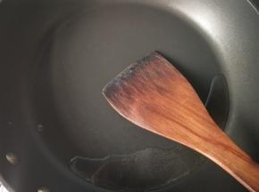 另起一锅，放油烧热。