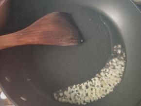 将生姜爆香。