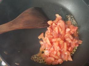 放入番茄。
