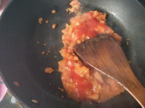 放入番茄酱，喜欢番茄酱的可以多放一点。