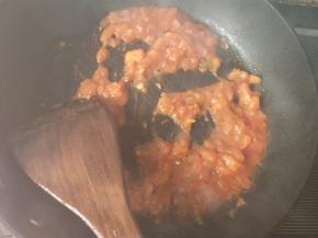 将番茄炒化。