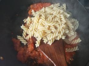 意面大概煮15分钟左右，用筷子可以夹断（没有硬芯），就煮好了，将意面捞出，倒入锅中放盐翻炒。