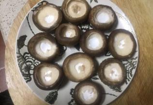 全部处理好摆放在盘子里