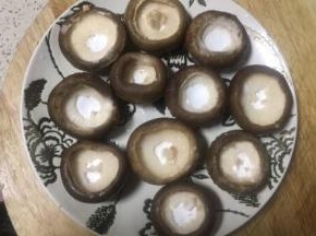 全部处理好摆放在盘子里