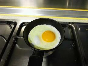 小锅里薄薄一层油，煎一粒整蛋。