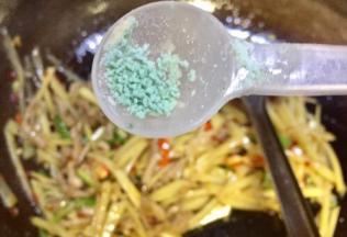 土豆丝变透明断生放入果蔬鲜（根据各人口味调节时间）