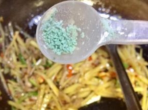 土豆丝变透明断生放入果蔬鲜（根据各人口味调节时间）