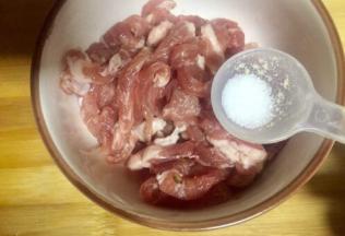 瘦肉切丝放入少许底盐
