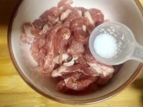 瘦肉切丝放入少许底盐