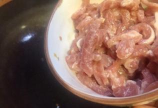 放入肉丝