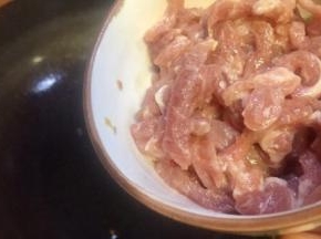 放入肉丝