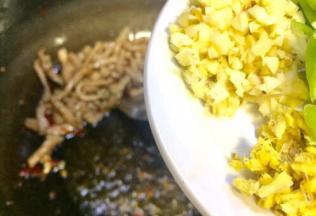 放入老姜大蒜末