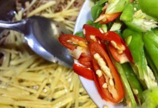 稍炒一下放入双椒丝