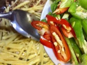 稍炒一下放入双椒丝