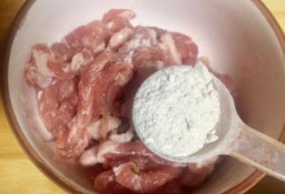 放入淀粉加10ml纯净水搅拌至顺滑