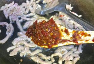 肉丝变色炒散放入豆瓣