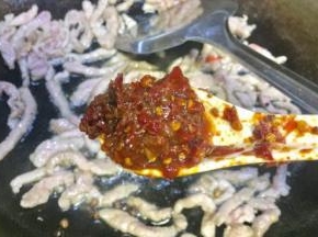 肉丝变色炒散放入豆瓣