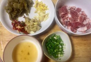 酸菜切丝，老姜炮姜切片，泡辣椒切节，瘦肉肯定是切片，香葱切葱花，剩余泡菜水30ml