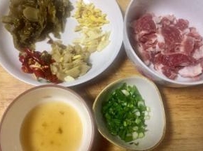 酸菜切丝，老姜炮姜切片，泡辣椒切节，瘦肉肯定是切片，香葱切葱花，剩余泡菜水30ml